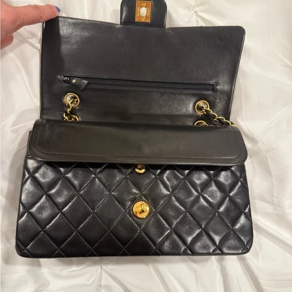 CHANEL Black lambskin medium classic flap - Picture 9 of 17